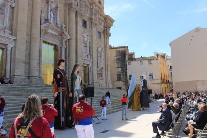 Els gegants de Tortosa han participat en la inauguració de les obres de restauració de la façana principal de la catedral.