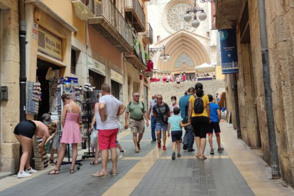 La calle Major de Tarragona vio durante la mañana de ayer cómo los turistas nacionales y extranjeros iban desfilando.