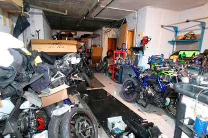 El taller con las motos robadas.