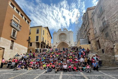Els participants davant de la Catedral de Tarragona.