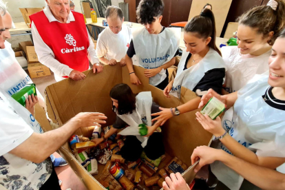 Més de 500 voluntaris han participat a la novena edició de la recollida d'aliments a Tortosa.