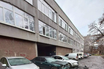 Cotxes i edificis a la ciutat de Mariúpol, a Ucraïna, després dels bombardejos de les tropes russes.