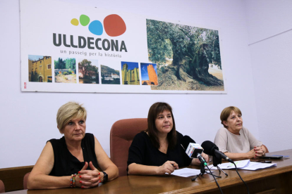 La alcaldesa de Ulldecona, Núria Ventura, en el centro, presentando las ayudas.