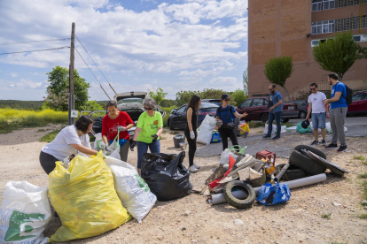 Imatge de la recollida d'escombraries realitzada ahir a Sant Pere i Sant Pau.