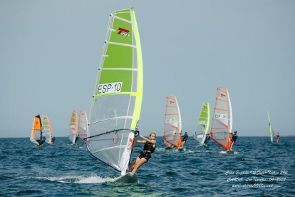 Valeria Baldrich durante una competición de windsurf.