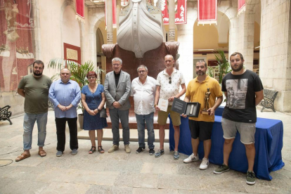 El representat de la pirotècnica, segon per la dreta, amb els trofeus del concurs que va rebre ahir a Tarragona.