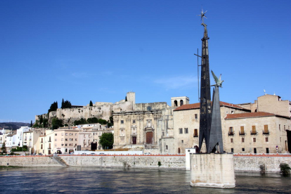 Imatge del monument franquista de Tortosa davant la façana de la Catedral.