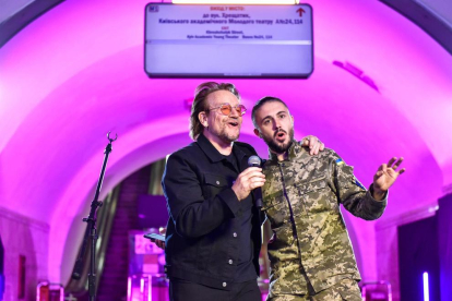 Bono actúa con el cantante ucraniano Taras Topolya de la banda Antytila, que ahora sirve en el ejército ucraniano.