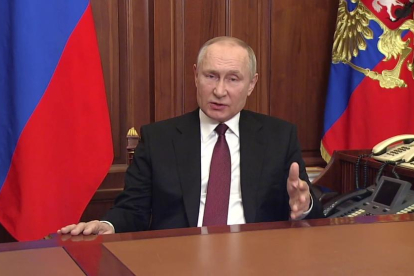 El presidente de Rusia, Vladímir Putin, anuncia el inicio de un ataque militar contra Ucrania a través de un discurso televisado.