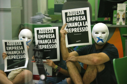 Activistas del Tsunami Democràtic ocupan una oficina de Iberdrola, el 27 de septiembre de 2019.