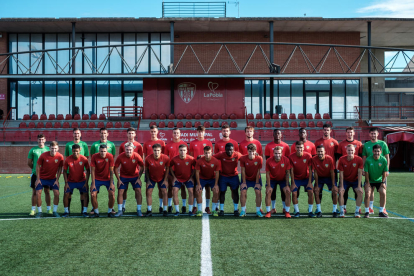 El cos tècnic i la plantilla del CF Pobla de Mafumet al complet a l'Estadi Municipal de la Pobla abans d'un entrenament.