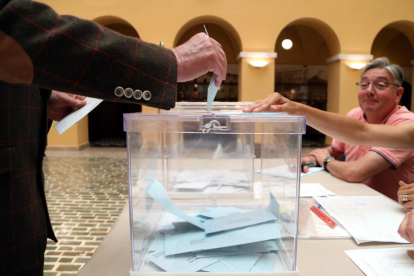 Plan|Plano cerrado de una urna en el momento en que ha votado a un elector en uno de los colegios electorales de la ciudad de Tarragona.