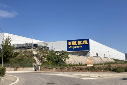 Almacén logístico de Ikea en Valls donde un empleado de la limpieza ha muerto atropellado accidentalmente por un trailer que hacía marcha atrás.