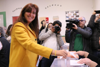 La cap de llista de JxCat, Laura Borràs, exerceix el seu dret de vot.