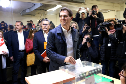 El candidato de Cs a la presidencia del gobierno español, Albert Rivera, deposita su voto en un colegio electoral en Hospitalet de Llobregat.