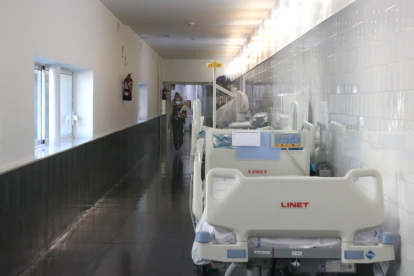 Imatge d'un hospital amb llits de l'UCI buits.