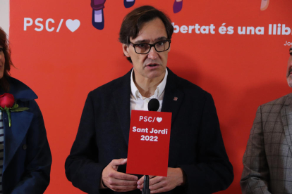 El líder del PSC, Salvador Illa, haciendo declaraciones a los medios el día de Sant Jordi.