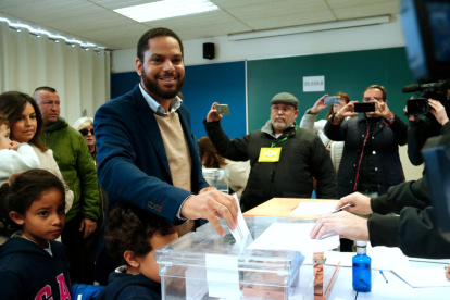 El número uno de Vox por Barcelona, Ignacio Garriga, deposita su voto en el colegio La Salle Bonanova, en Sarrià.