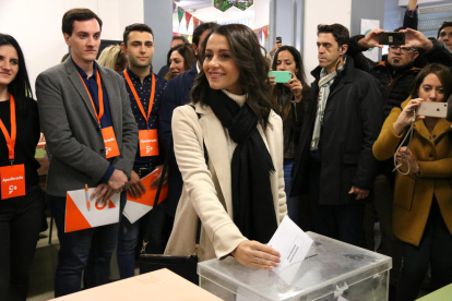 La cap de llista de Cs a Barcelona, Inés Arrimadas, vota a l'Escola Ausiàs March de Barcelona.
