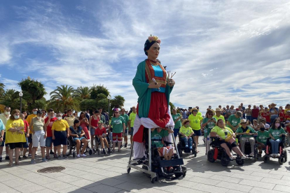 La geganta Frida ha iniciado el recorrido de la cercavila desde el Balcó del Mediterrani.