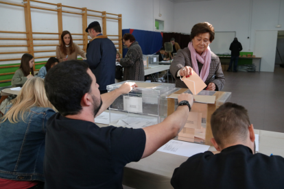 Pla general d'una votant exercint el seu dret a vot a l'Institut Tarragona.