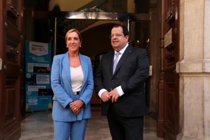 El conseller d'Interior, Joan Ignasi Elena; i l'alcaldessa de Valls, Dolors Farré, a la seva arribada a l'Ajuntament.