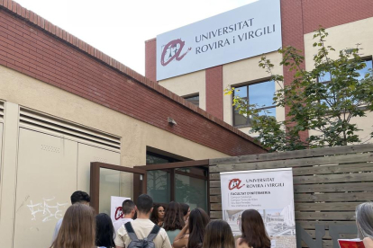 Varios alumnos entrando en la nueva sede de la URV de Vilafranca del Penedès el primer día de curso.