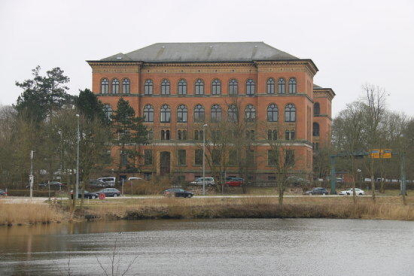 Vista del tribunal superior de Schleswig-Holstein desde la otra orilla del lago Burgsee.