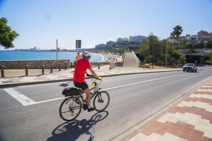 Imagen del tramo paseo marítimo Rafael Casanova próximo a la playa del Milagro, donde se instalará un nuevo carril bici.