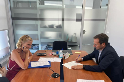 Signatura de la compra venda entre l'alcalde de Móra d'Ebre i la representant del SAREB.