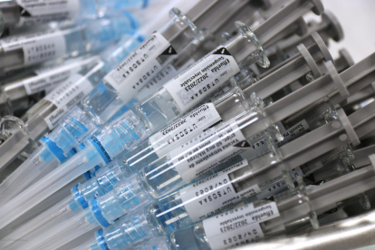 Imatge d'arxiu de xeringues amb dosis de la vacuna de la grip.