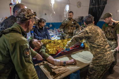 Metges militars preparen un soldat ucraïnès ferit per ser transportat a un hospital a prop de Popasna.