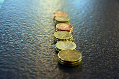Pila de monedas de céntimos y también de un euro.