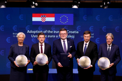 Foto de família dels representants del govern de Croàcia, el Banc Central Europeu i la Unió Europea.
