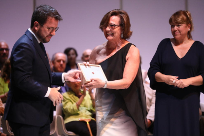 Patrícia Terradellas, presidenta del Círcol de Reus, recogiendo el galardón.