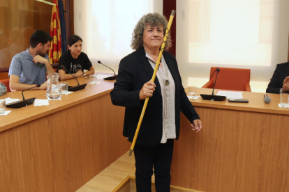 Montse Castellarnau (AA) amb la vara d'alcaldessa d'Altafulla.