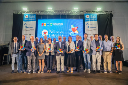 Imatge dels premiats amb els representants de l'organització.