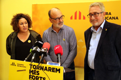 Imagen de la diputada Norma Pujol, el presidente de ERC en el Ebro, Alfins Montserrat, y el senador Miquel Aubà