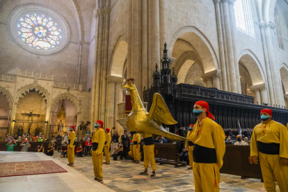 La àliga de Tarragona bailando delante de la reliquia de Santa Tecla en la catedral de Tarragona, en un momento histórico.
