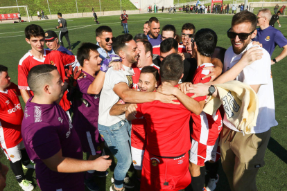 Los jugadores del Nàstic Genuine abrazándose con los de la primera plantilla del Nàstic.