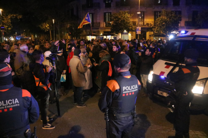 Un cordón de los Mossos d'Esquadra ante una concentración en la delegación del gobierno español en Barcelona