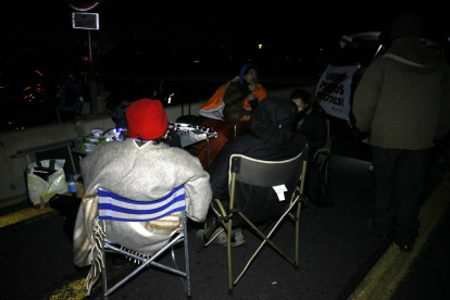 Imagen de gente cenando en medio del AP-7 en la Jonquera