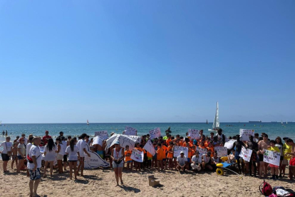 La jornada de neteja de la platja ha reunit a més de 200 voluntaris.