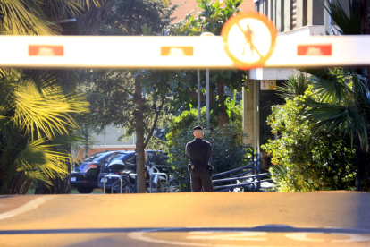 Un guàrdia civil vigila l'entrada de la Secretaria General de l'Esport durant un escorcoll.