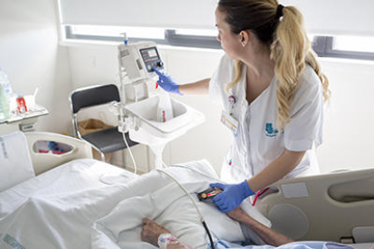 Imagen de una enfermera atendiendo a un paciente.