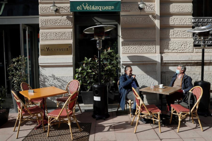 Varias personas disfrutan de una terraza de una cafetería en Madrid.