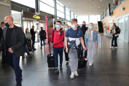 Un grup de viatgers irlandesos arriben a la terminal de l'aeroport de Reus.