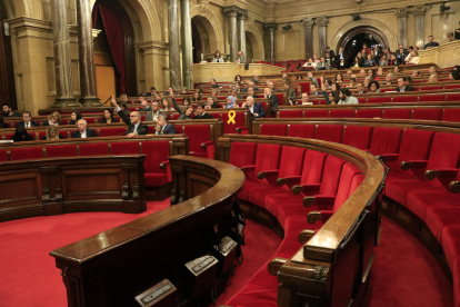 Plano general del pleno del Parlament con la ausencia del Gobierno y Cs.