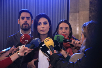 Pla mitjà de la líder de Ciutadans, Lorena Roldán, atenent els mitjans al Parlament.