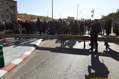 Pla general dels manifestants tallant l'N-II a la Jonquera.